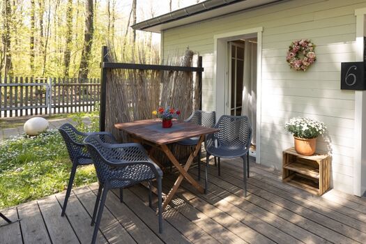 Terrasse mit Sitzgelegenheit