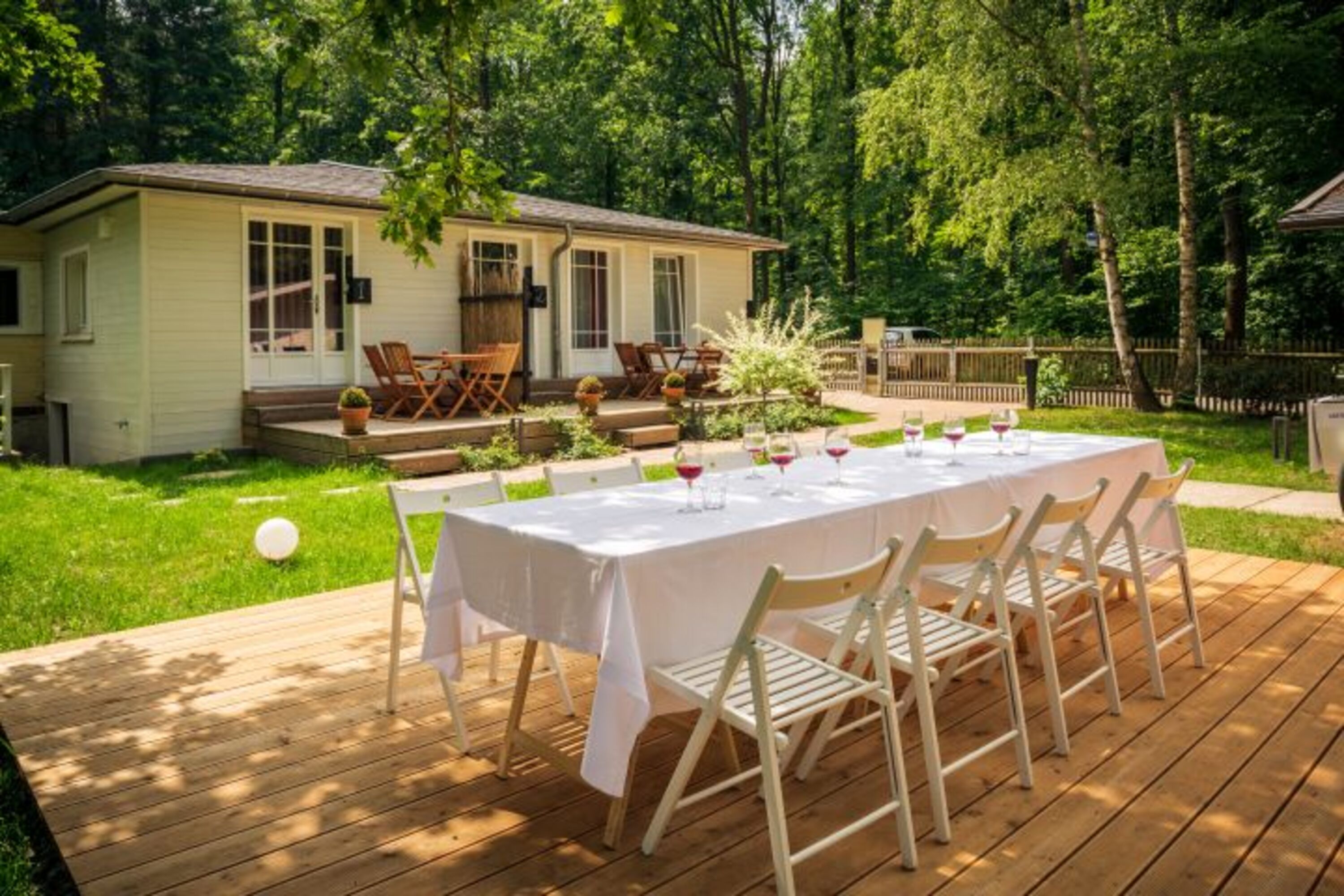 Große Terrasse im Garten