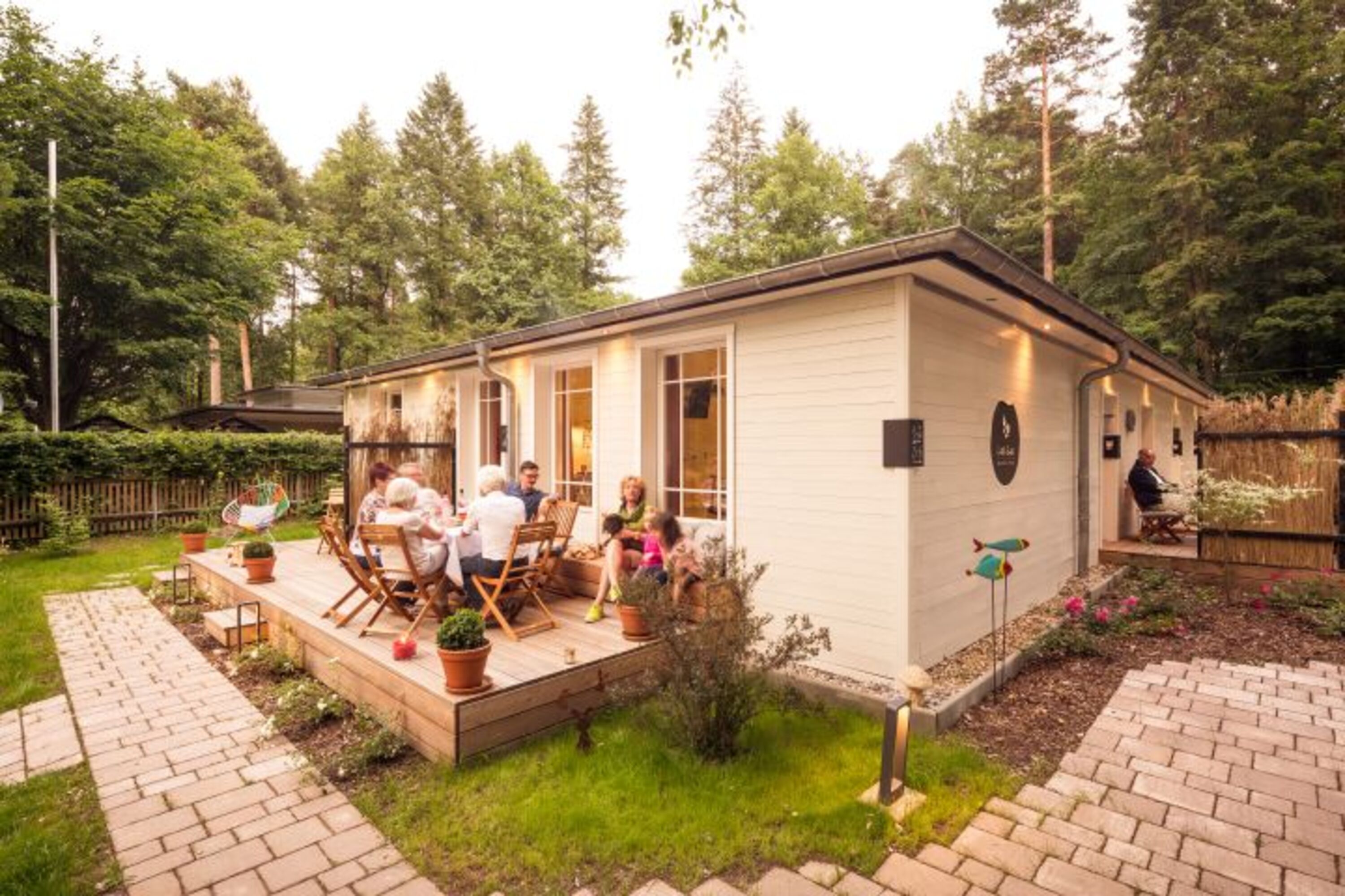 Außenansicht im Sommer mit Außenterrassen