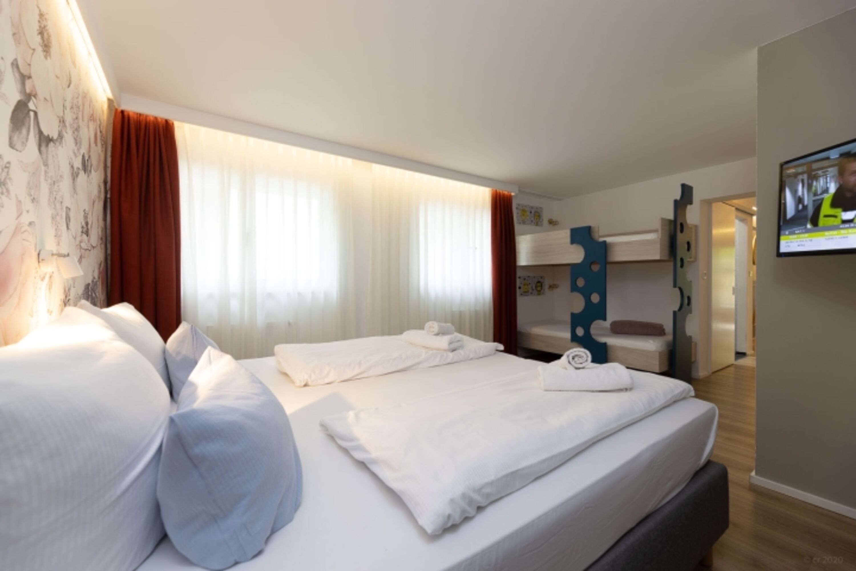 Familienschlafzimmer mit Doppelbett und Doppelstockbett