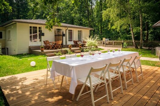 Große Terrasse im Garten