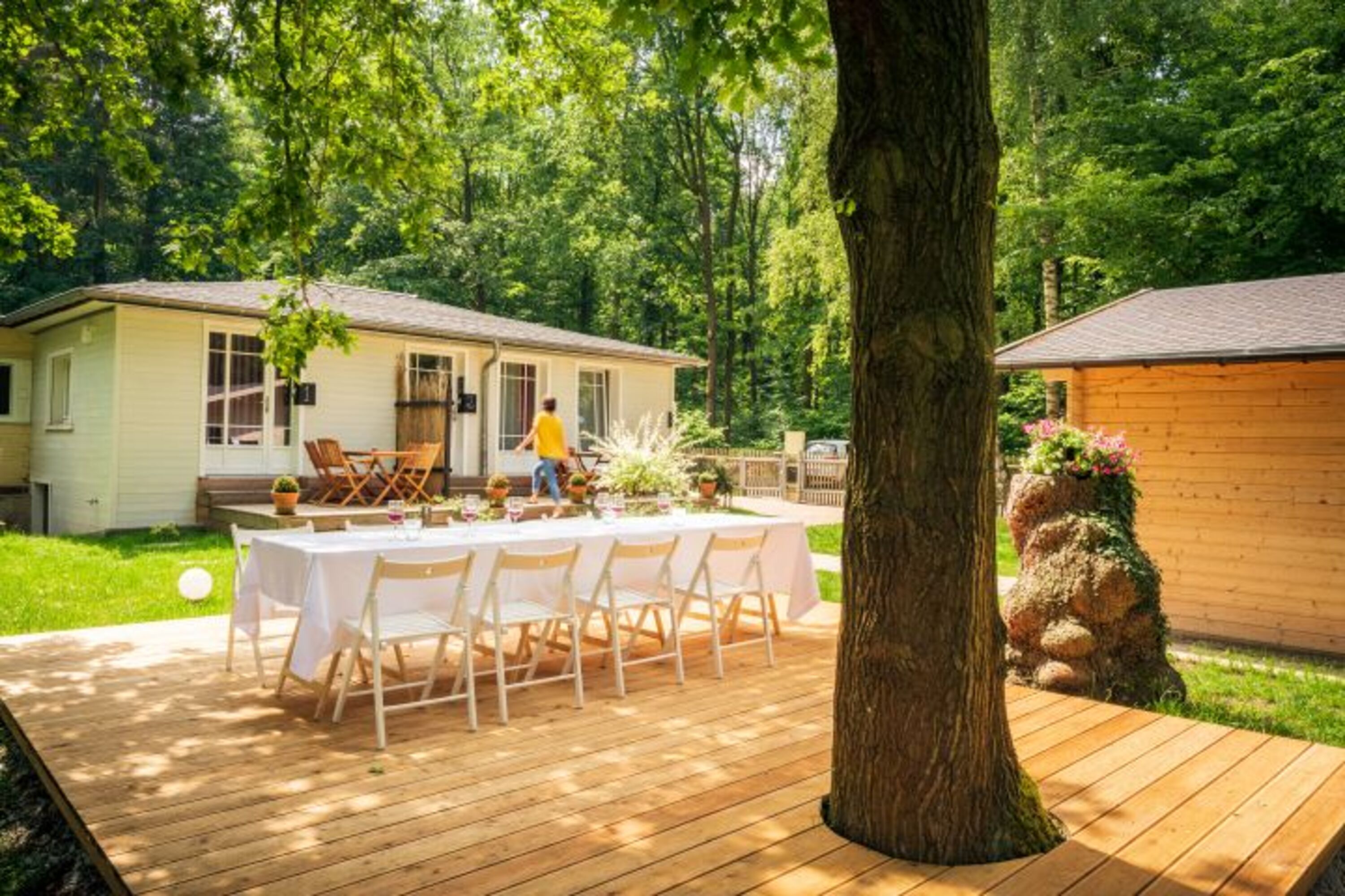 Große Terrasse im Garten