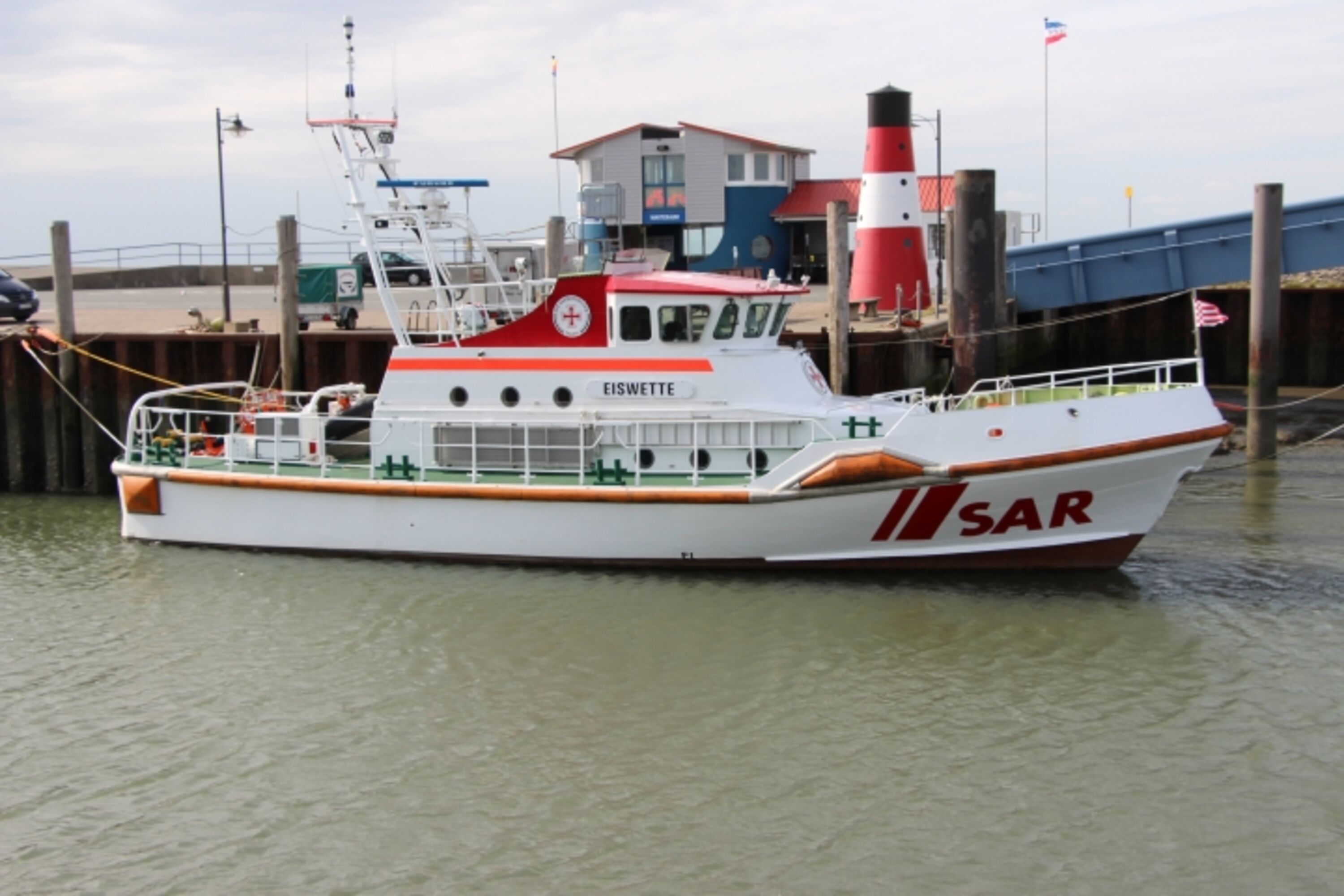 Rettungskreuzer im Hafen