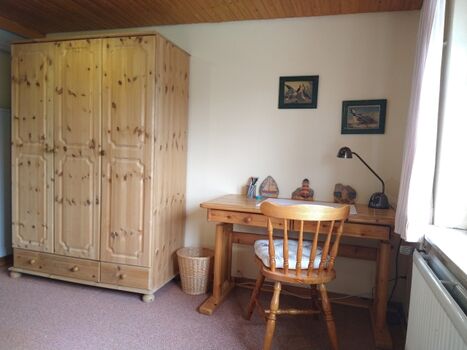 Kleiderschrank und Schreibtisch im Kinderzimmer