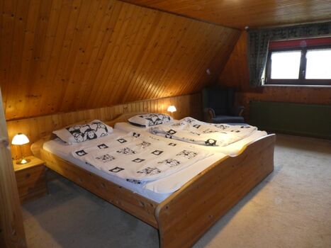 Schlafzimmer mit Doppelbett O.G.
