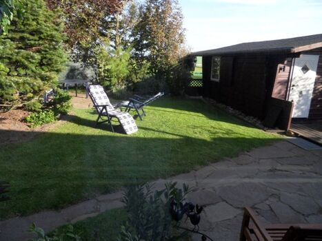 Garten mit Wellness-Blockhaus 