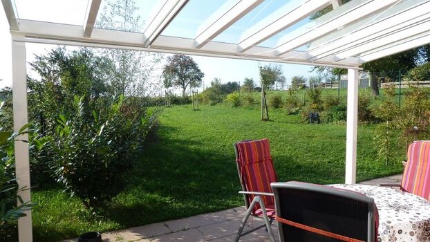 überdachte Terrasse - Blick in den Garten