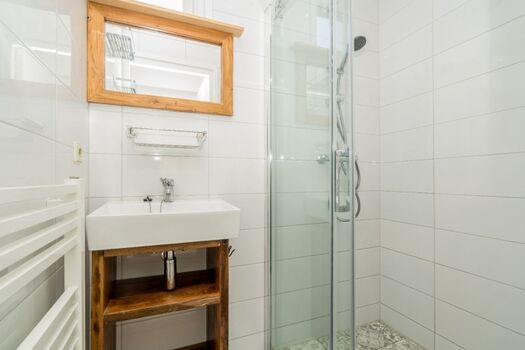 Das neue Badezimmer mit Regendusche und Waschbecken 