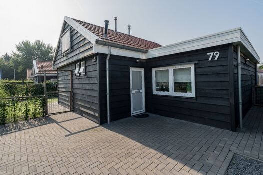 Parkplatz (2 Autos) am Haus