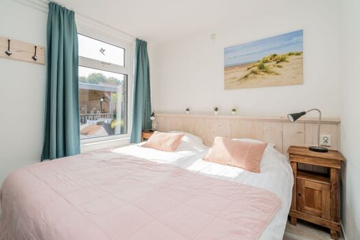 Schlafzimmer 1 mit Boxspringbetten und Kleiderschrank