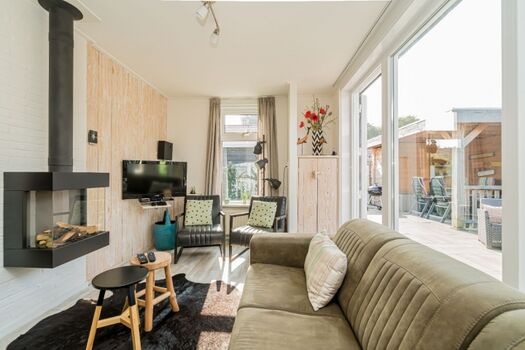 Das geschmackvoll eingerichtete Wohnzimmer mit Gaz Kamin