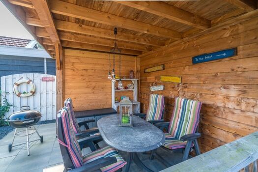 Überdachte Terrasse mit Gartengruppe für 4 Personen