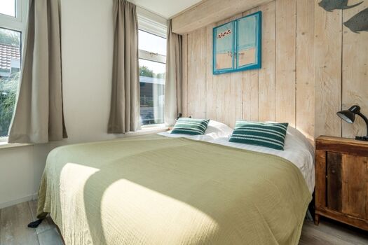 Schlafzimmer 2 mit Boxspringbetten und Kleiderschrank