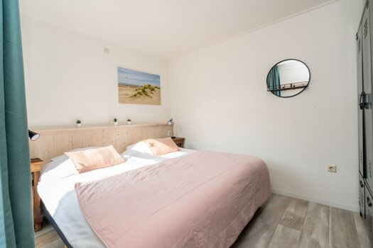 Schlafzimmer 1 mit Boxspringbetten und Kleiderschrank