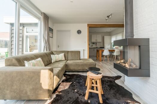 Das geschmackvoll eingerichtete Wohnzimmer mit Gaz Kamin