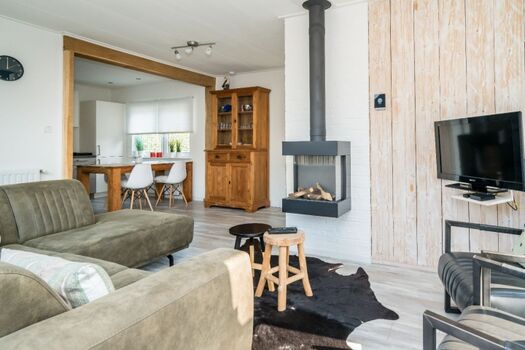 Das geschmackvoll eingerichtete Wohnzimmer mit Gaz Kamin