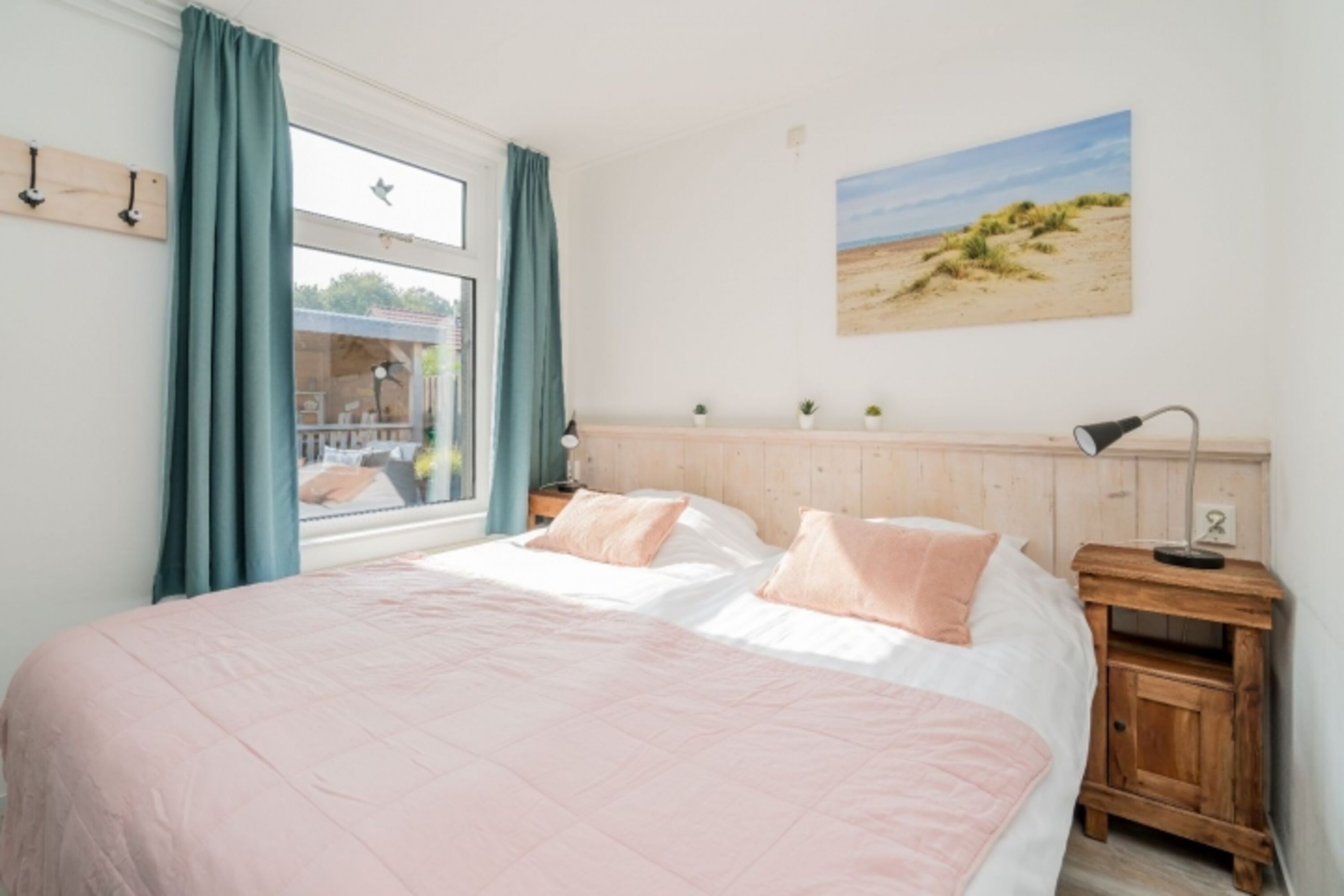 Schlafzimmer 1 mit Boxspringbetten und Kleiderschrank