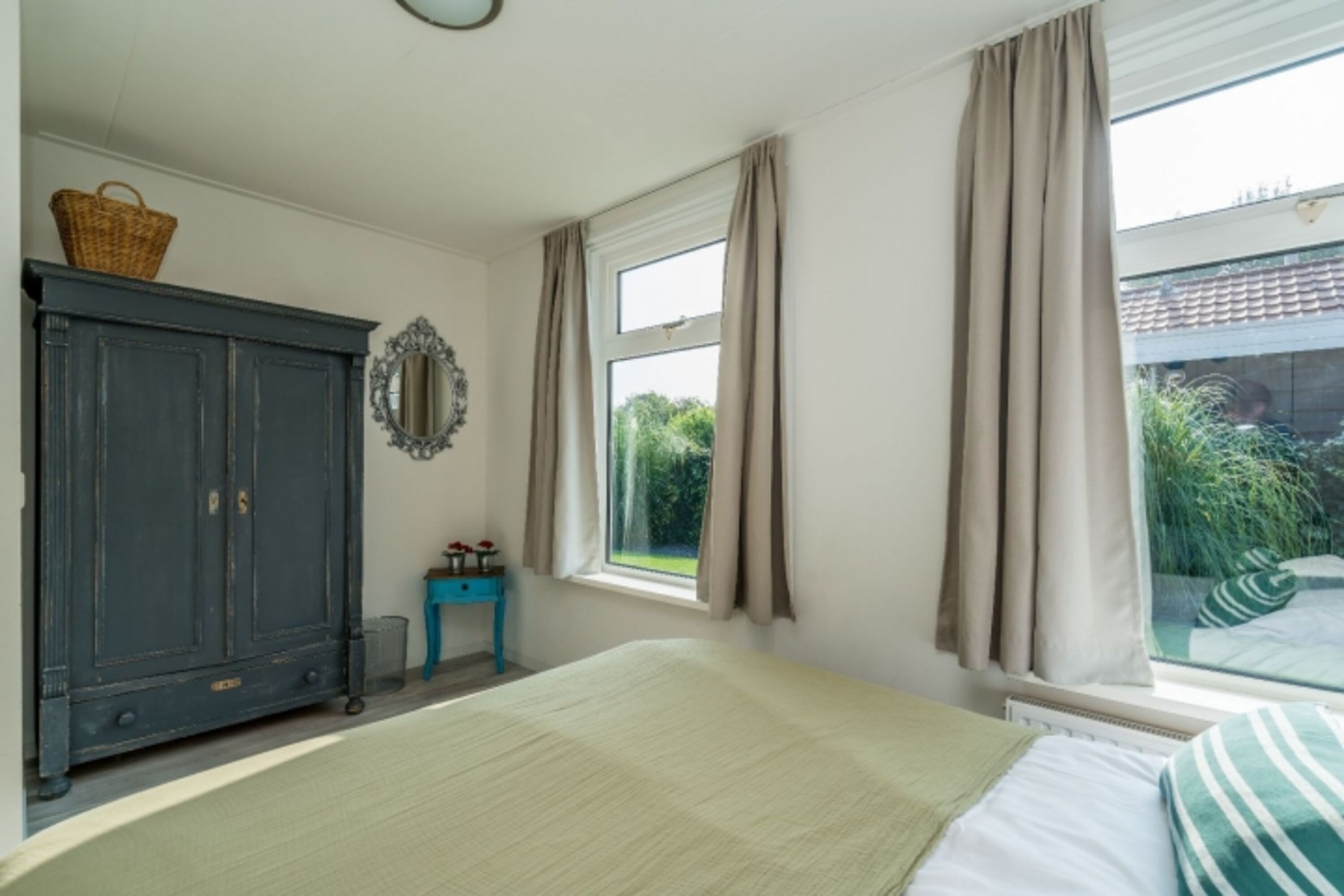 Schlafzimmer 2 mit Boxspringbetten und Kleiderschrank