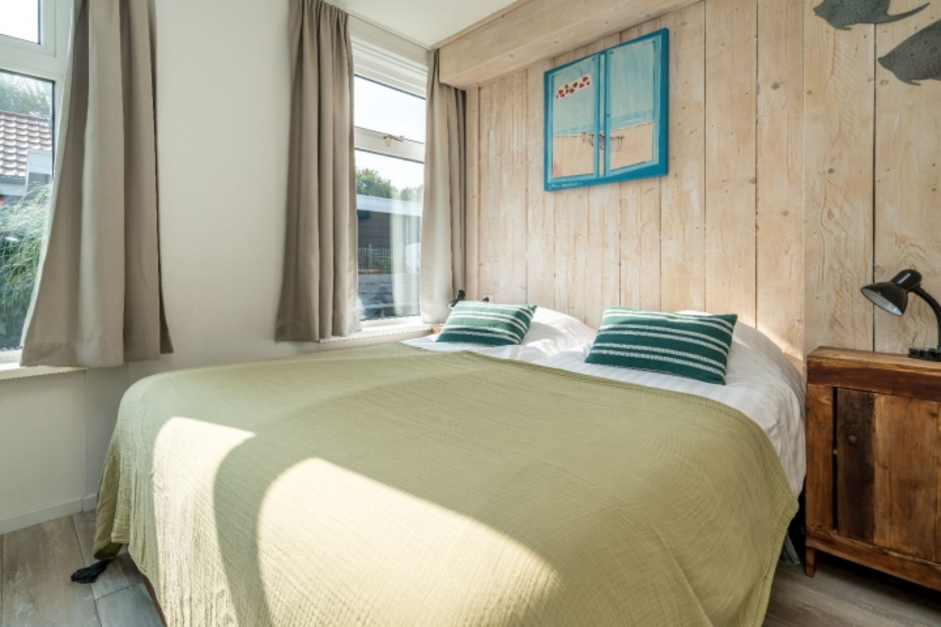 Schlafzimmer 2 mit Boxspringbetten und Kleiderschrank