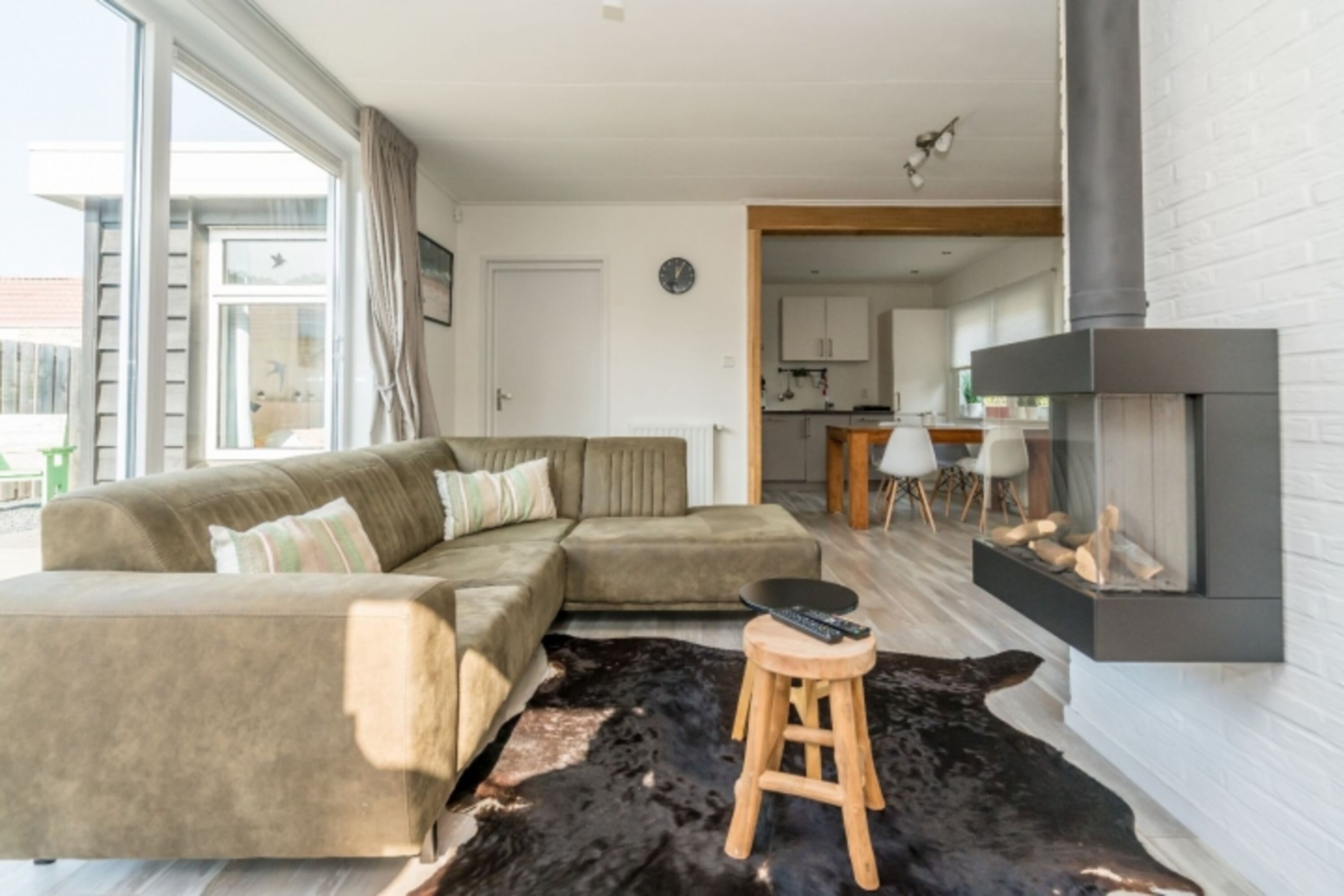Das geschmackvoll eingerichtete Wohnzimmer mit Gaz Kamin