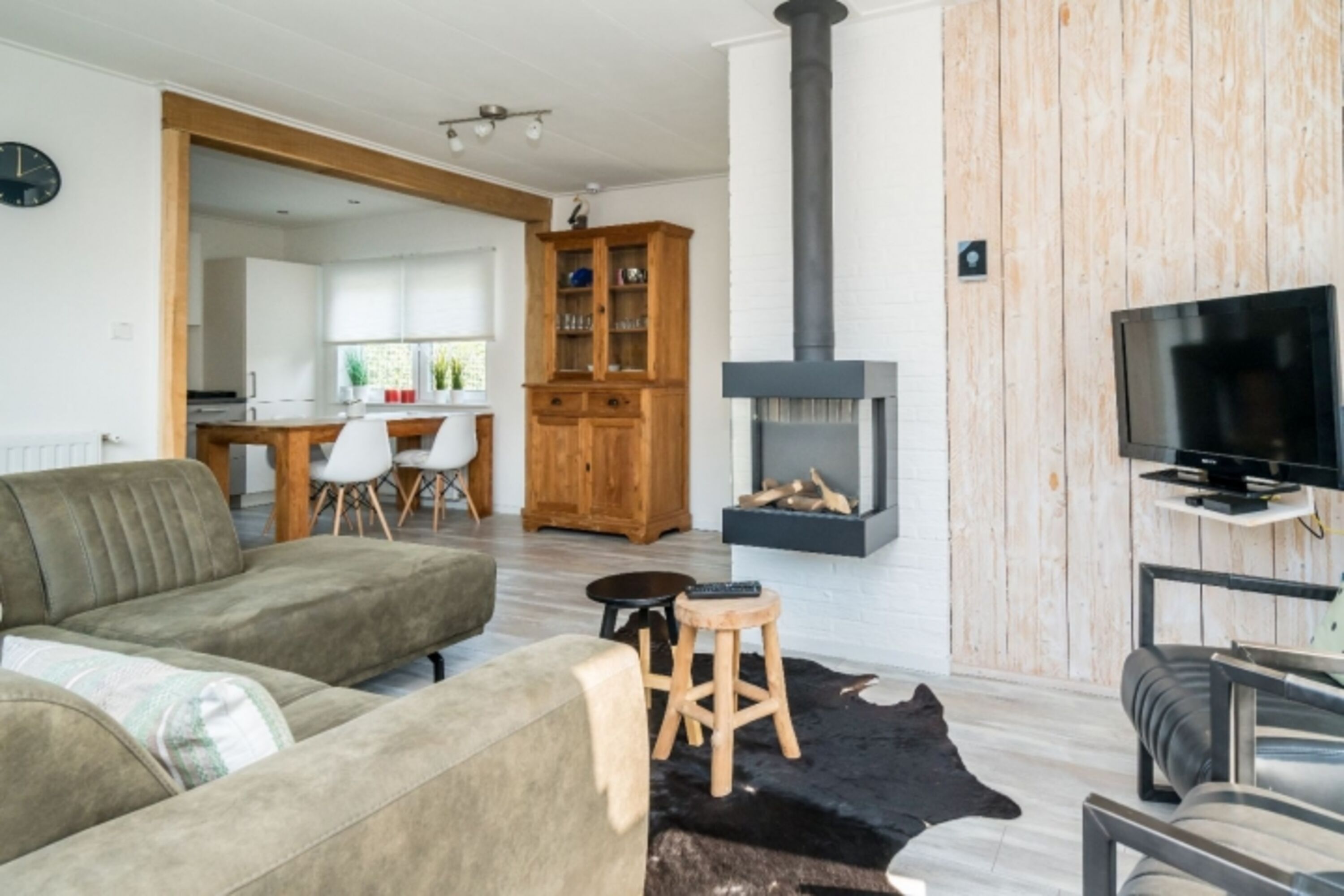 Das geschmackvoll eingerichtete Wohnzimmer mit Gaz Kamin