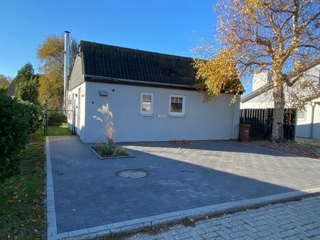 Großer Parkplatz vor dem Haus