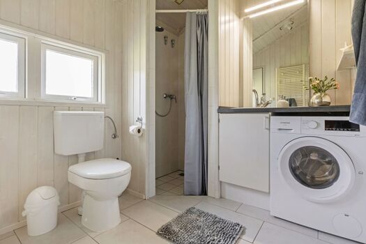 Duschbad mit Waschmaschine und Sauna