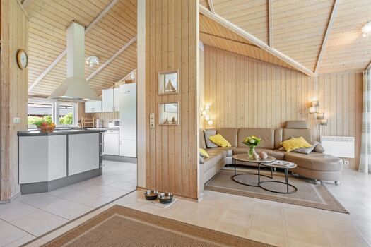 Blick auf Wohnraum und offene Küche