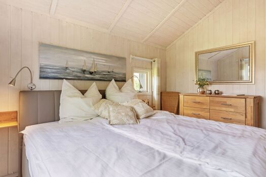 großes Schlafzimmer mit Doppelbett (1.80m Breite)