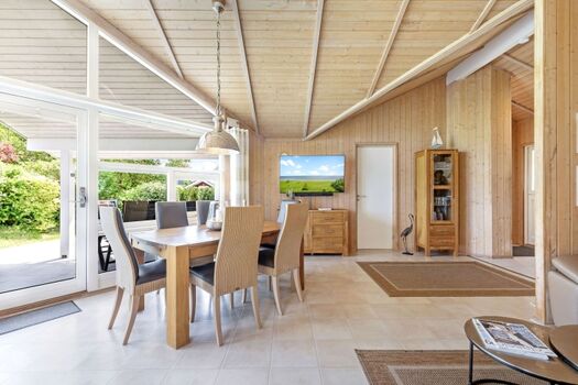 Blick auf den Essbereich im großzügigen Wohnraum