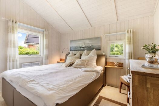 großes Schlafzimmer mit Doppelbett (1.80m Breite)