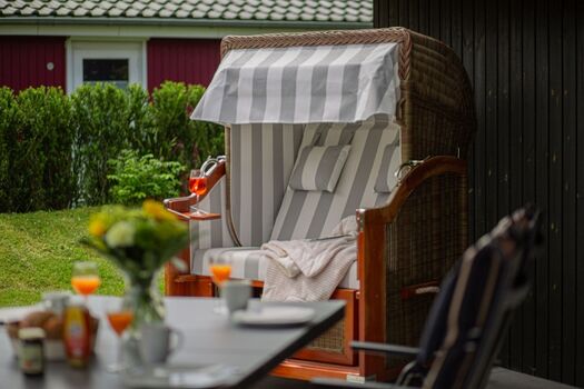 Chillen im hauseigenen Strandkorb im Garten des Hauses