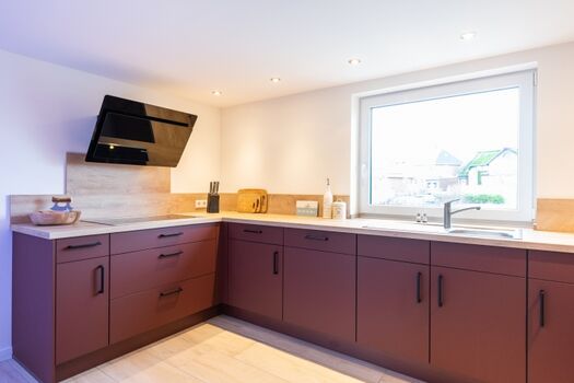 offene, modern eingerichtete Küche