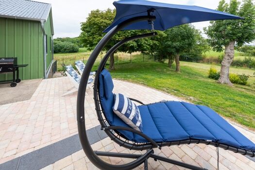 Blick in den Garten schweifen lassen