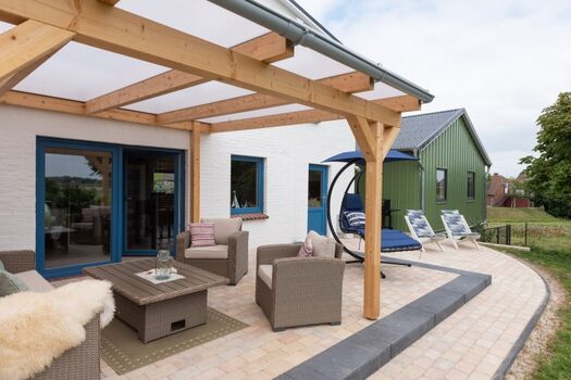 gemütlliche große Terrasse