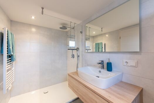 große Dusche im EG-Bad