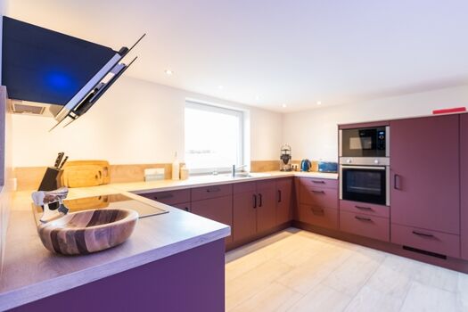 offene, modern eingerichtete Küche