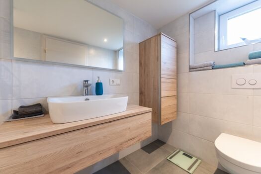 großzügiger Waschbeckenbereich im EG-Duschbad