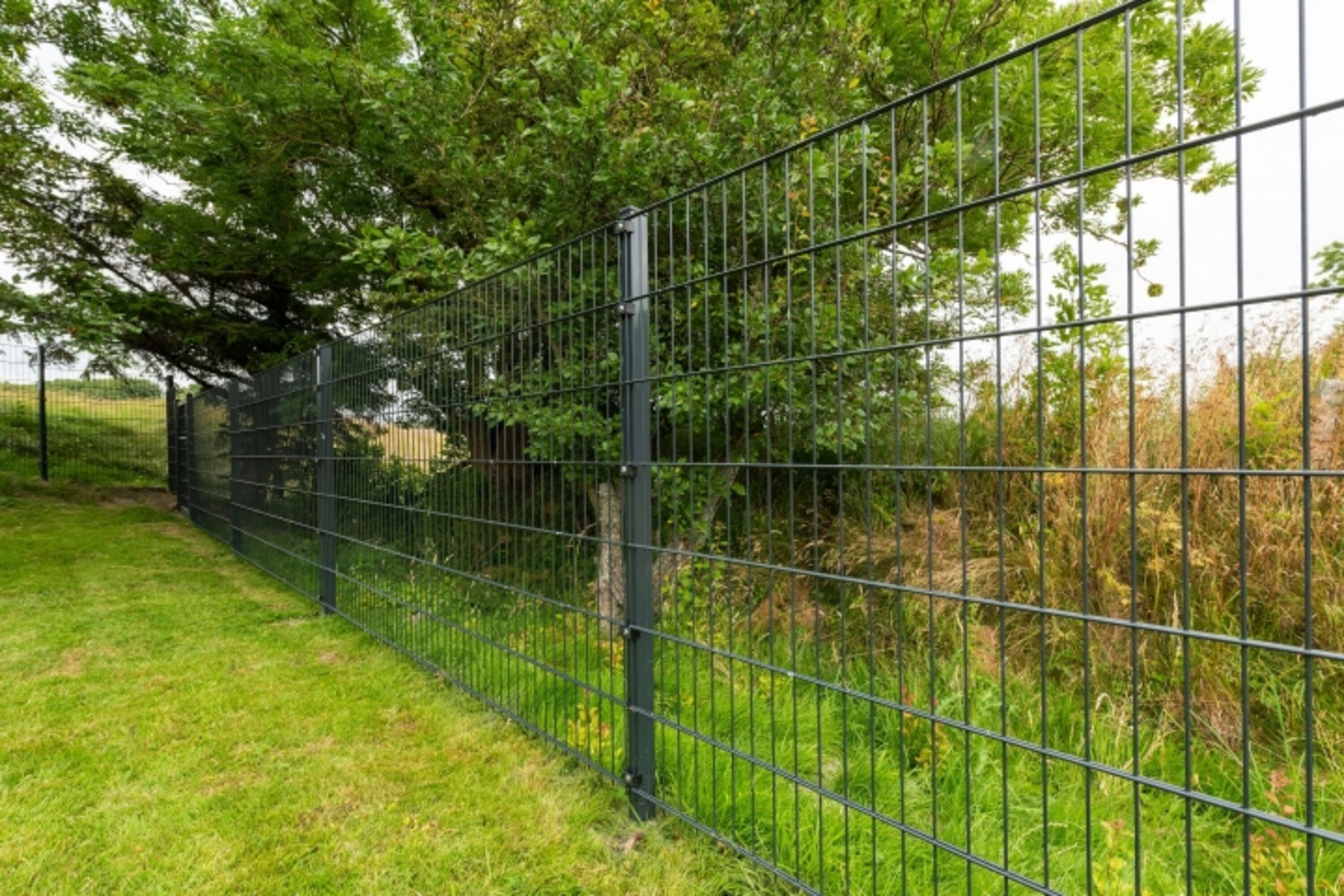 1400m² eingezäuntes Grundstück, fester Stabmattenzaun, 1.50m Zaunhöhe