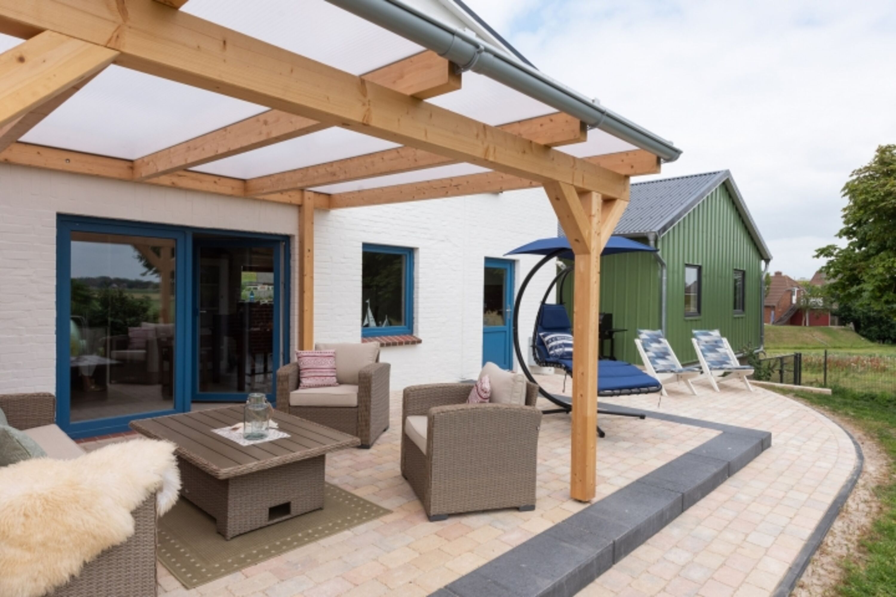 gemütlliche große Terrasse