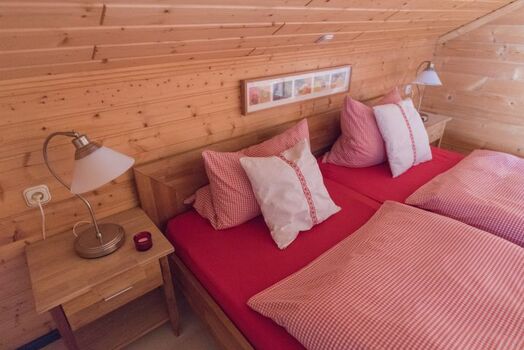 Schlafzimmer mit Doppelbett