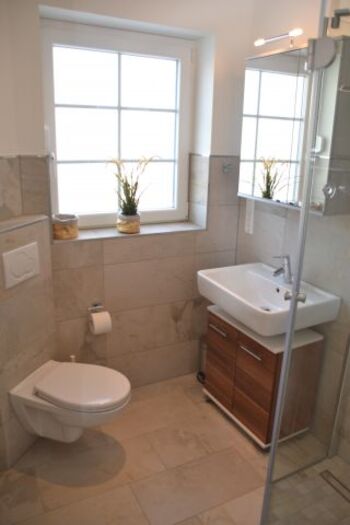 Badezimmer im Erdgeschoss mit Dusche im Ferienhaus Lüttet Strandhuus in Kalifornien an der Ostsee