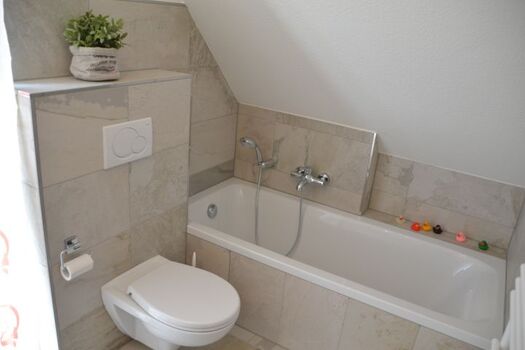 Badezimmer im Obergeschoss mit Badewanne im Ferienhaus Lüttet Strandhuus in Kalifornien an der Ostsee