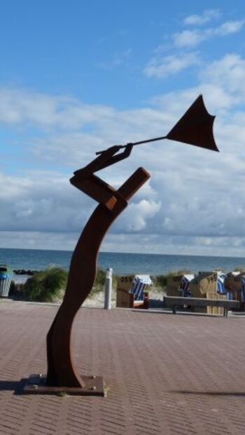 Windmann auf dem Vorplatz der Seebrücke am Schönberger Strand