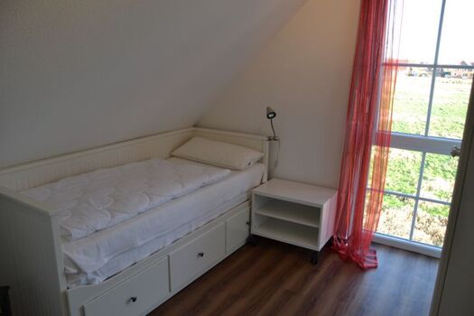 Schlafzimmer III Doppelbett im Ferienhaus Lüttet Strandhuus in Kalifornien an der Ostsee