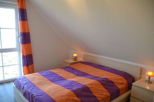 Schlafzimmer I Doppelbett im Ferienhaus Lüttet Strandhuus in Kalifornien an der Ostsee