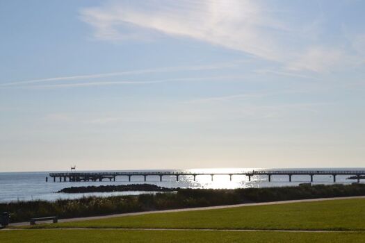 Sonnenaufgang über der Seebrücke am Schönberger Strand an der Ostsee