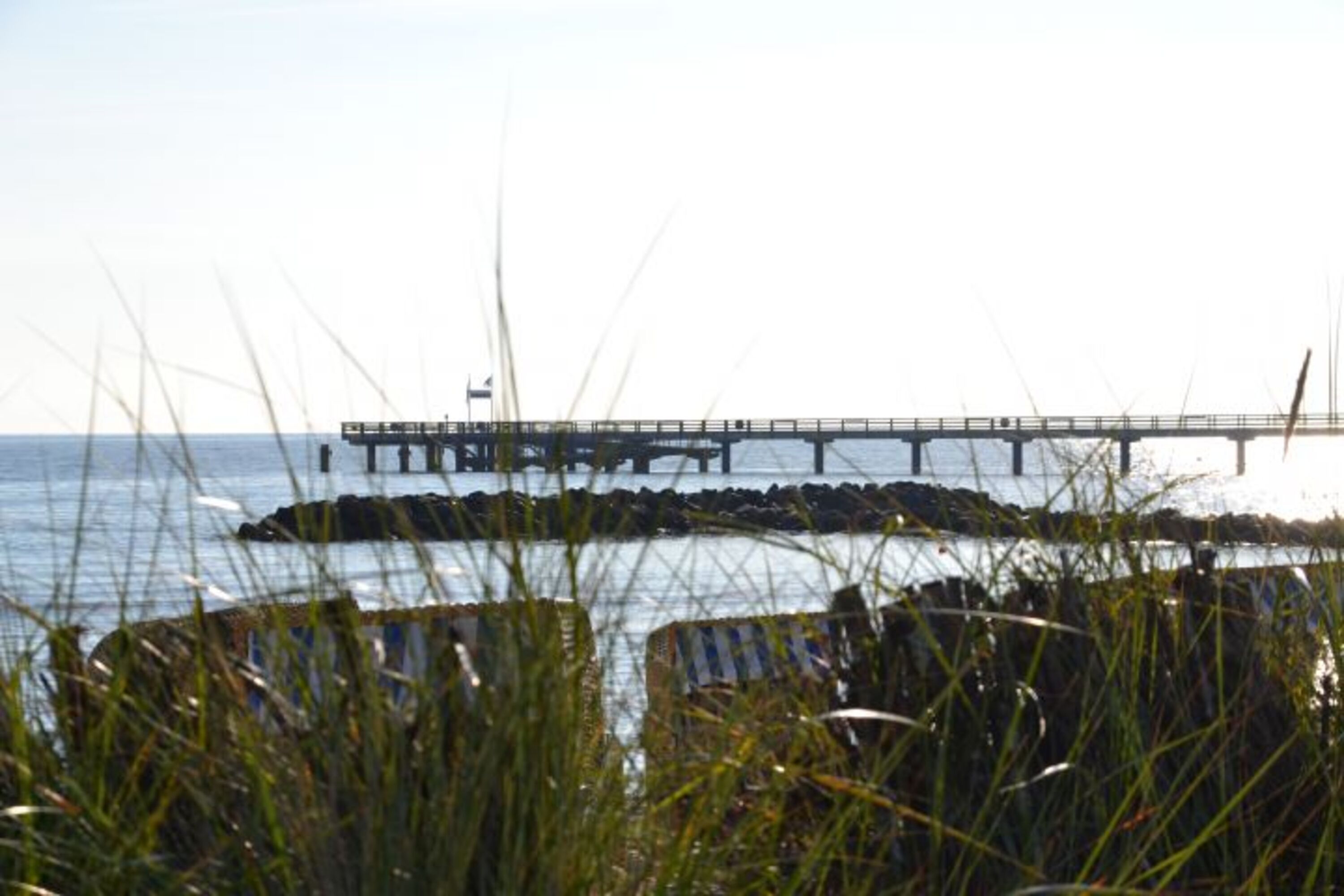 Blick durch die Dünen auf die Ostsee