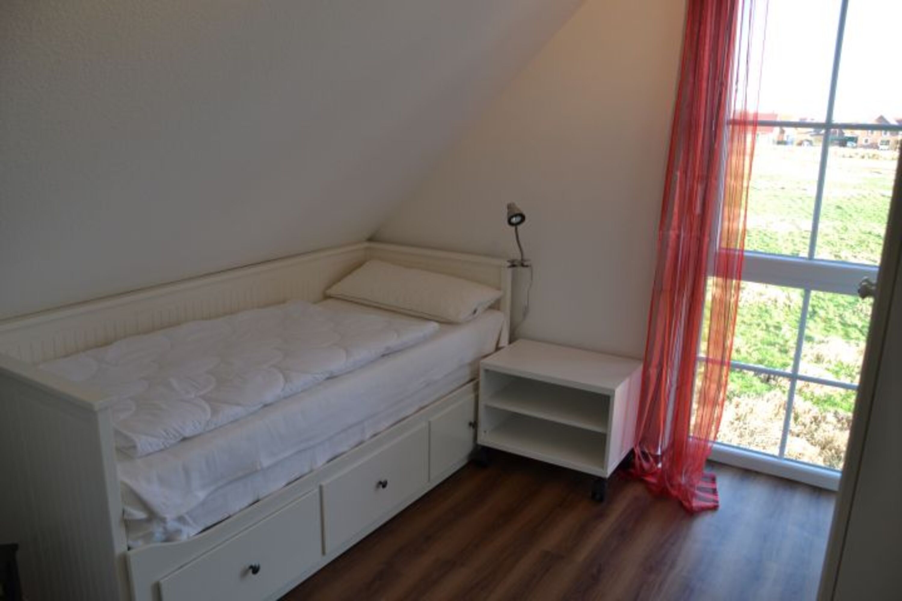 Schlafzimmer III Doppelbett im Ferienhaus Lüttet Strandhuus in Kalifornien an der Ostsee