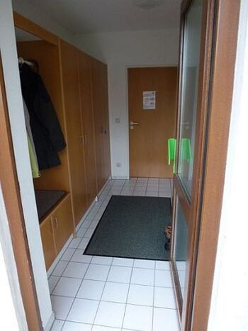 Eingangsbereich mit Garderobe und Einbauschränken